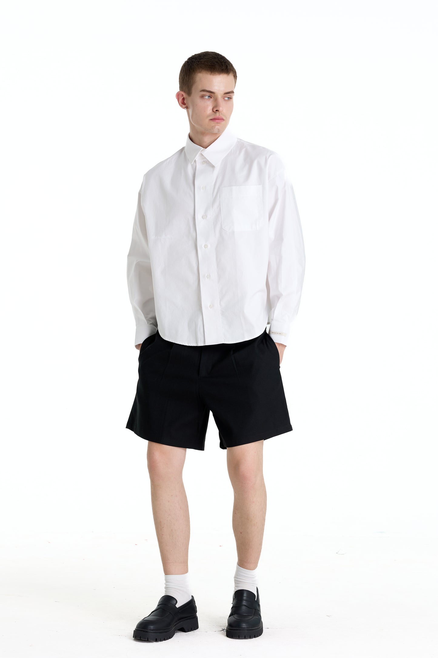 LOW WAIST BLACK LINEN LAINE SHORTS