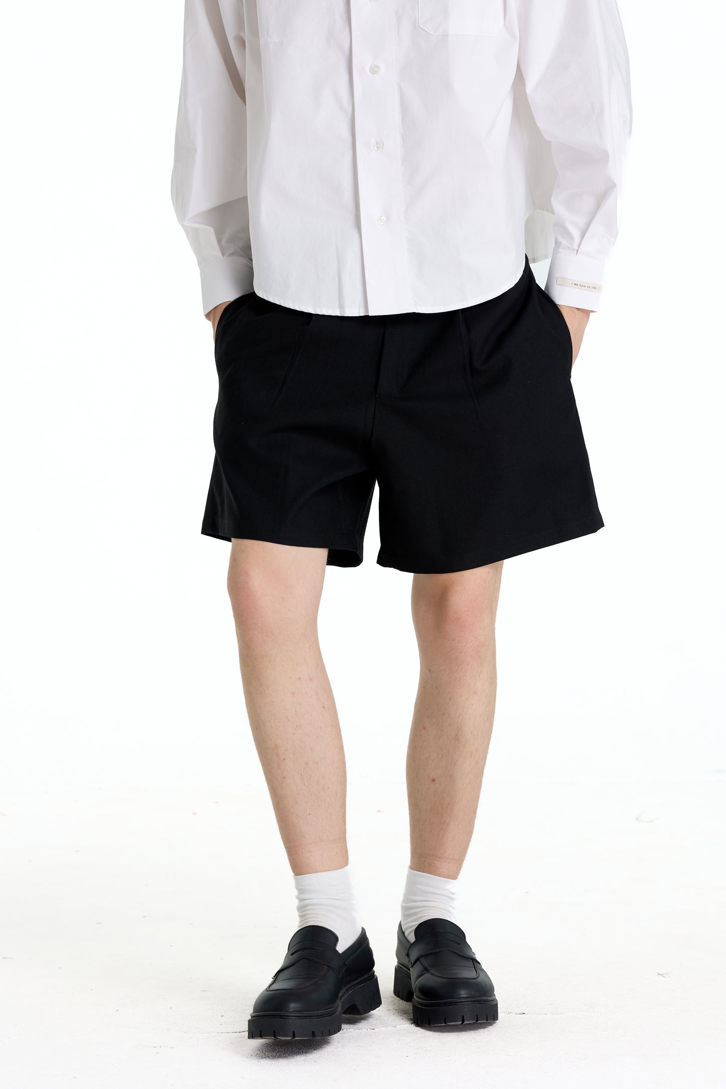 LOW WAIST BLACK LINEN LAINE SHORTS